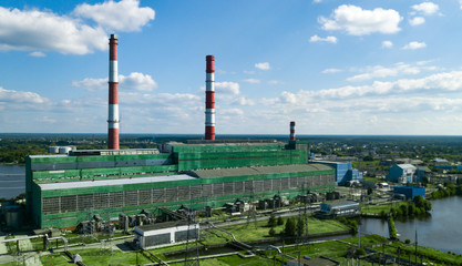 Obraz premium Industrial plant on the background of the lake. Thermal power plant and electricity. Technology and ecology. Photos from the drone.