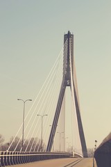 Most w trakcie wiosennego poranka