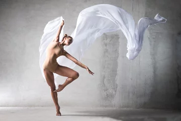 Foto op Aluminium balletdanser in het werk, de danseres met een doek, een meisje met een mooi lichaam, elegant meisje, sierlijke vrouw, dame in dans, atletisch lichaam, tijdshow, het meisje in vlucht, witte zijde in de lucht, meisje, © Vitaliy Mytnik