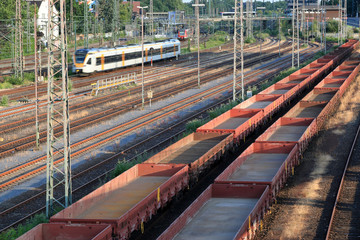 Abgestellte G&uuml;terwaggons neben Personenverkehr
