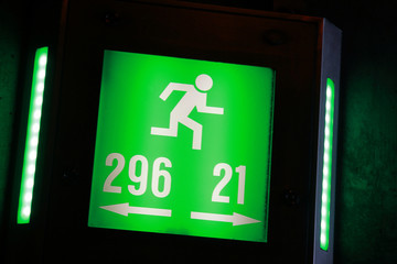 Fluchtweg Schild, Hinweis zum Notausgang im Tunnel mit Meter Angabe