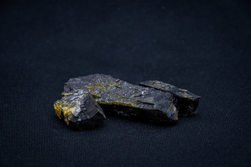 Pieces of bituminois coal sulfurous content causing yellow lines in structure