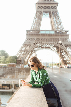french manicure woman smartphone eiffel tower reflection glasses
