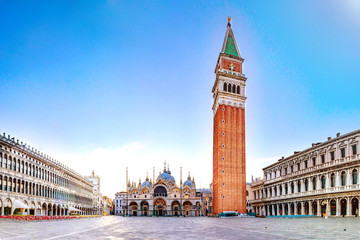 Zonsopgang op het San Marco-plein met Campanile en de San Marco-basiliek. Panorama van het centrale plein van de oude stad. Venetië, Veneto, Italië.