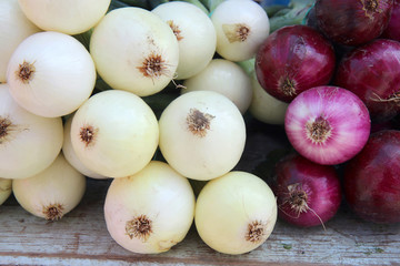 Obraz na płótnie Canvas red anw white onions on the market