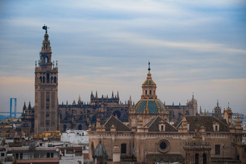 Vista panoramica de sevilla con la giralda y la catedral de sevilla al amanecer, en horizontal