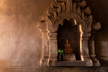 Detalle del interior de un templo en bagan, con figura de buda