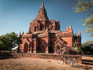 Bicicletas delante de una pagoda en la ciudad de bagan, myanmar, birmania, patrimonio de la UNESCO