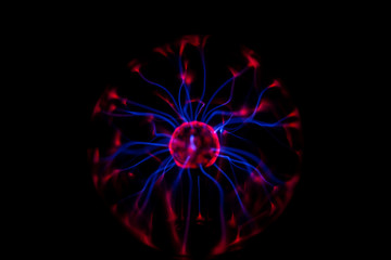 elektrisches Plasma in einer Glaskugel, mit Blitzen