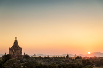 Puesta de sol sobre las pagodas en bagan, myanmar