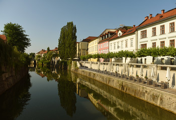 Fototapeta na wymiar Ljubljanica river and buildings in the center Ljubljana, Slovenia