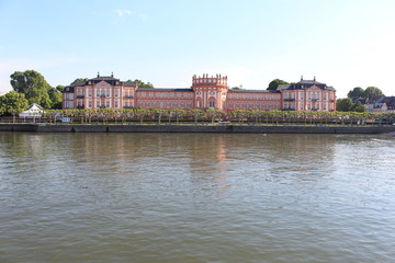 Fototapeta na wymiar Biebrich Palace viewed from the Rhein river
