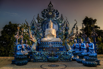 Sitzender Buddha  im Blauen Tempel in Chiang Rai, Thailand