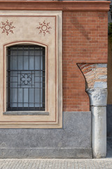 finestra antica di chiesa medievale italia