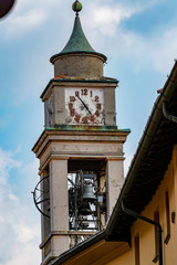 Fototapeta na wymiar antica torre chiesa con orologio e campane 