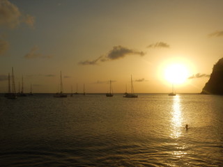 Fototapeta na wymiar Coucher de soleil sur la baie de Deshaies