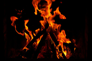 Fundo escuro com figuras abstratas formadas com chamas de fogo de lareira.