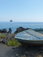 Barque échouée abandonnée