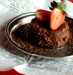 Pudding jaglany z czekoladą i truskawkami