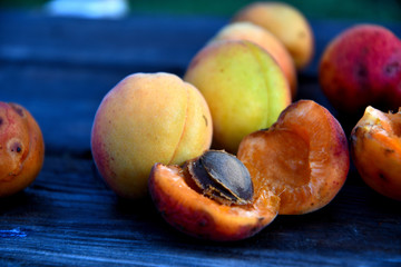 Fototapeta na wymiar Плоды абрикос на старых досках в саду.