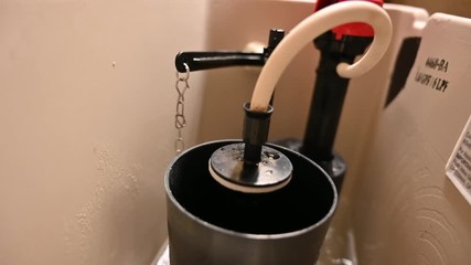 Toilet water tank flushing mechanism through one empty and fill cycle
