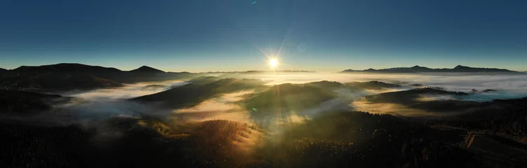Foto op Plexiglas Karpaten zonnig berglandschap © Pakhnyushchyy