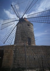 Antico mulino a vento di una salina nei pressi di Trapani (Sicilia)