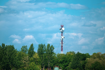 Obraz premium Military communications tower with various communication equipments and antennas for radio and 5G inside a forest