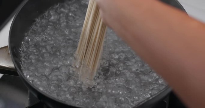 Cooking somen in the kitchen
