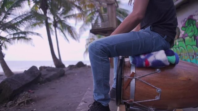 Joueur de Gwo-ka sur la plage. 