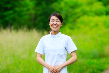 医療・女性・緑背景