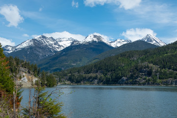Naklejka premium Widok na Green Lake i ośnieżoną górę Wedge, Whistler