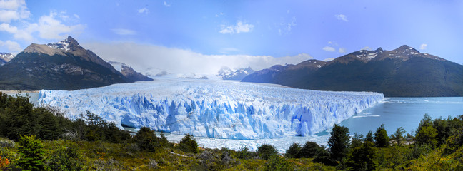 Fototapeta na wymiar a front panoramic view of the Perito Moreno glacier