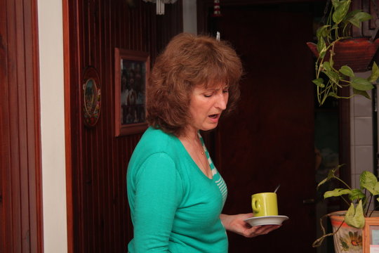 Mujer mayor Mama Abuela quejandose 