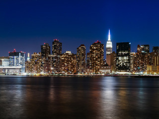 ニューヨーク　イーストリバーとマンハッタンの超高層ビル 夜景