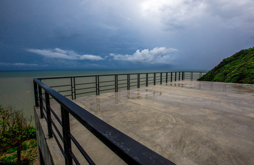 Obraz premium Blurred wallpaper of nature by the sea, with the wind blowing through, rain storms passing through, the sky has black clouds covered, is a natural event