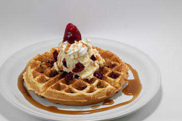 waffle con nieve y fresa