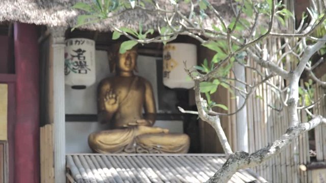 Buddha statue unfocus to focus