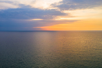 Obraz premium Simply pastel minimal and relax horizontal line between peaceful sea and sky.