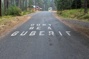 Obraz premium Road surface marking at the entrance to Winchester Lake State Park in Idaho warns campers 