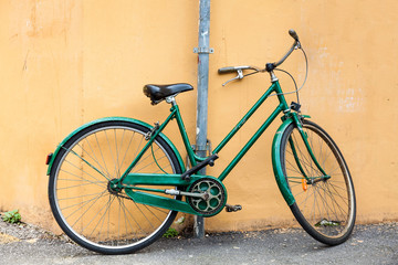Fototapeta na wymiar Parked bicycle at the beautiful streets of Pisa