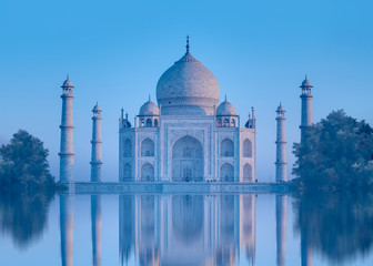 Fototapeta premium Taj Mahal mausoleum - Agra, Uttar Pradesh, India