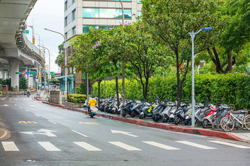 Obraz premium TAIPEI, TAIWAN - July 2, 2019: Street view of downtown in Taipei, Taiwan
