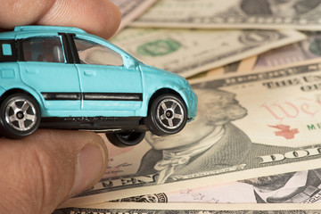 Auto und Dollar Geldscheine © studio v-zwoelf