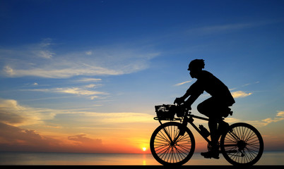 Obraz premium Silhouette Cycling on blurry sunrise sky background.