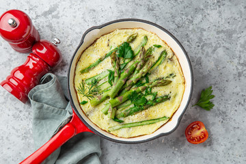 omelette with asparagus on pan