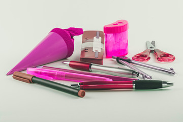 diverse Schreibutensilien für Schule und Büro in pink (rosa)