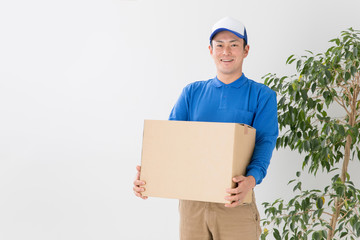配達員の男性