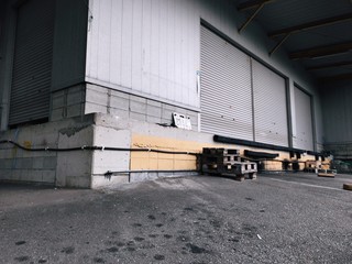 シャッターが閉じている倉庫