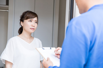作業員が訪問してきて困る主婦